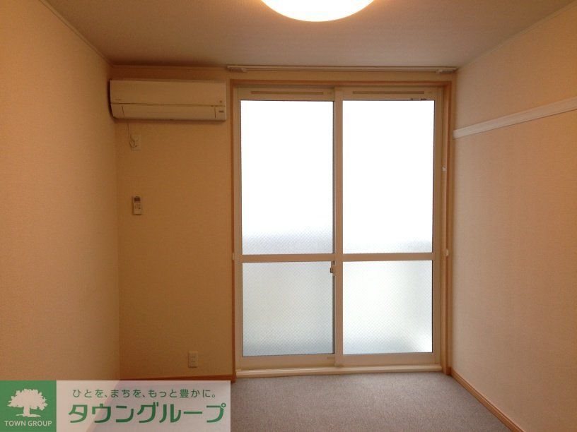 居室・リビング　ナチュラルな木目と白を基調とした室内