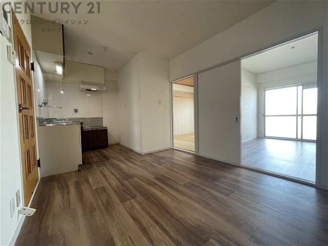 居室・リビング　床が落ち着いた色合いで綺麗です♪