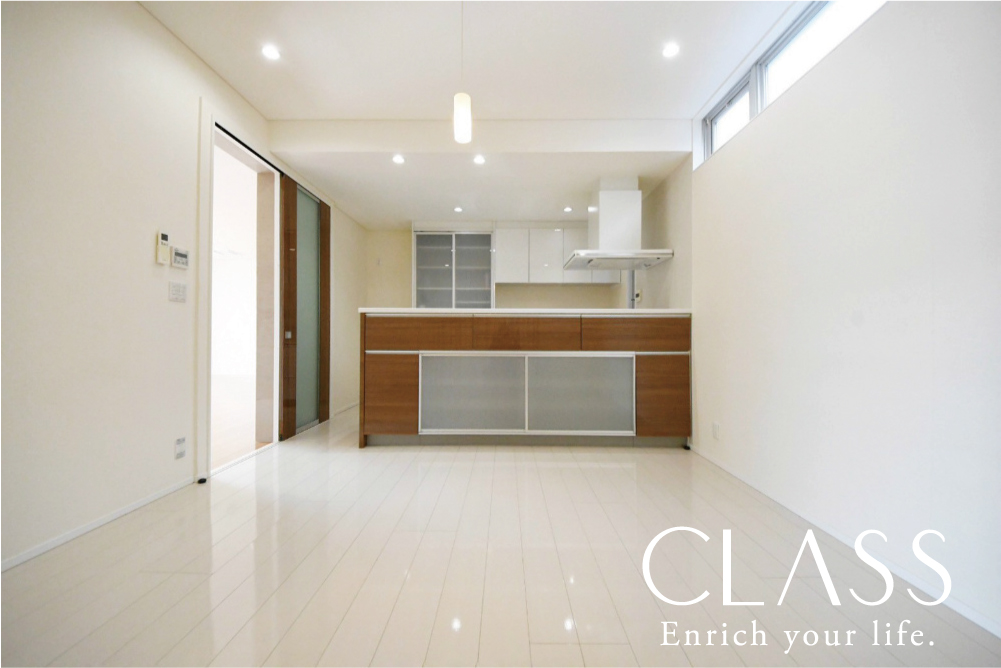 キッチン　ダイニング、スペースの写真です。内装はホワイト調の内装