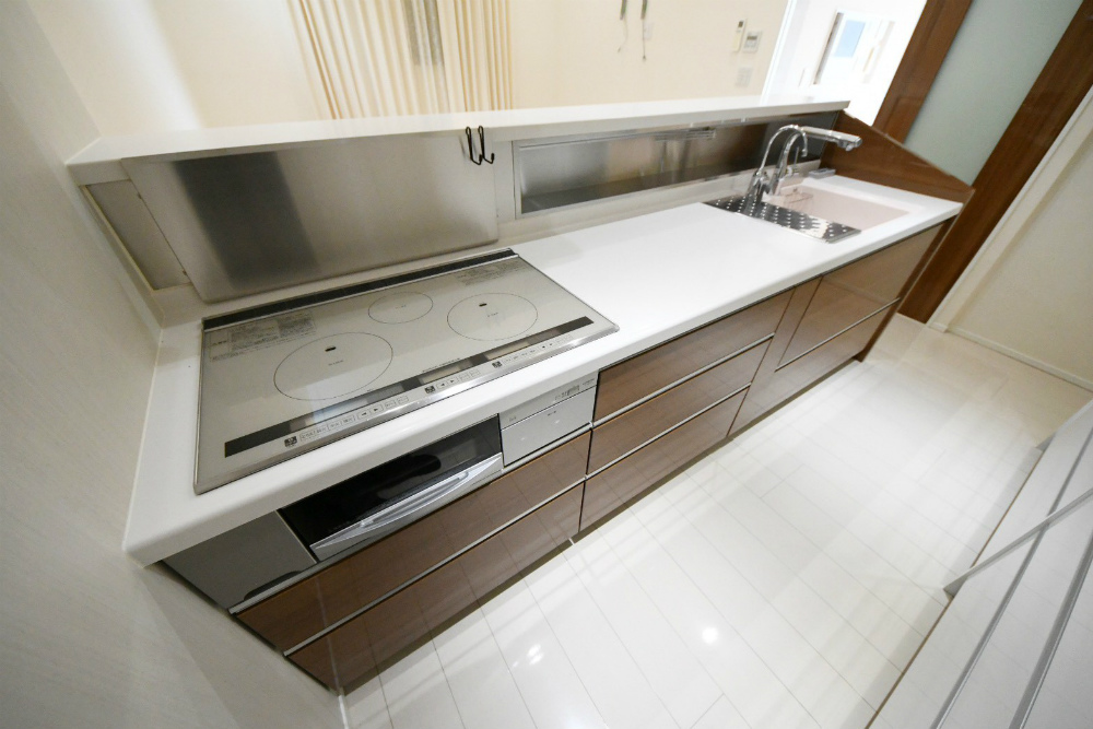 トイレ　システムキッチン、3口IH搭載