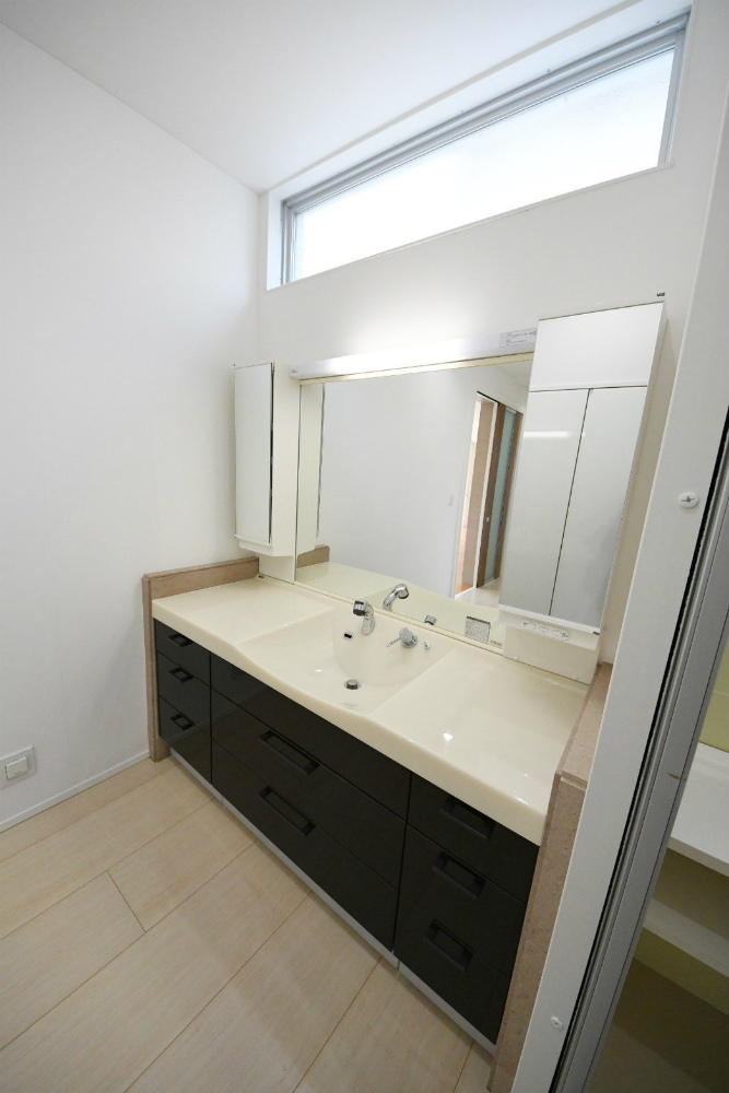 収納　洗面所。ワイドな3面鏡です