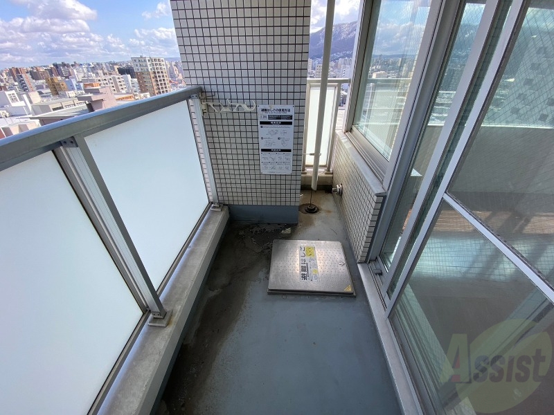 バルコニー　バルコニーは幅があり、広い印象を受けました。