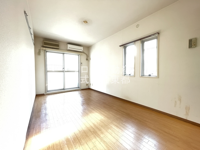 居室・リビング　２面採光なので、明るく風通しのよい過ごしやすいお部屋です♪