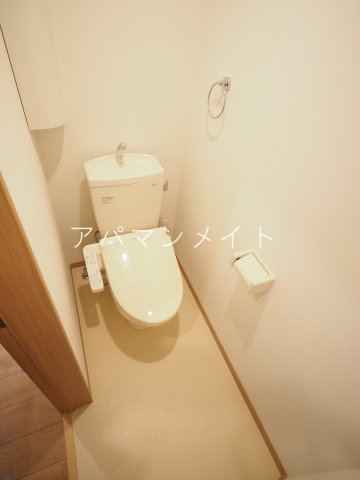 トイレ　収納のあるトイレです