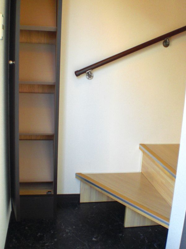 玄関　全室１階が玄関タイプなのでドアを開けると階段があります。