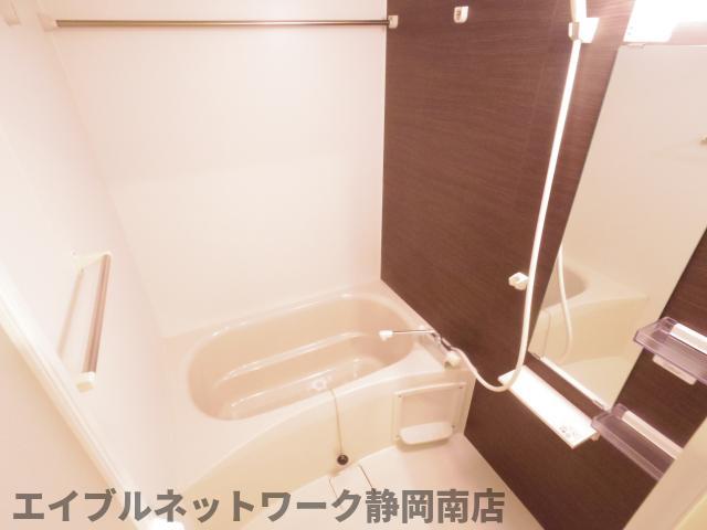 バス・シャワールーム　落ち着いた空間のお風呂です