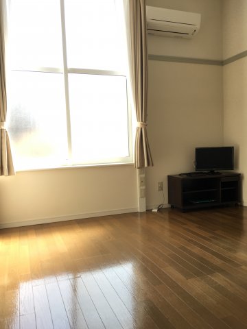 居室・リビング　大きな窓で、日当たり良好です。