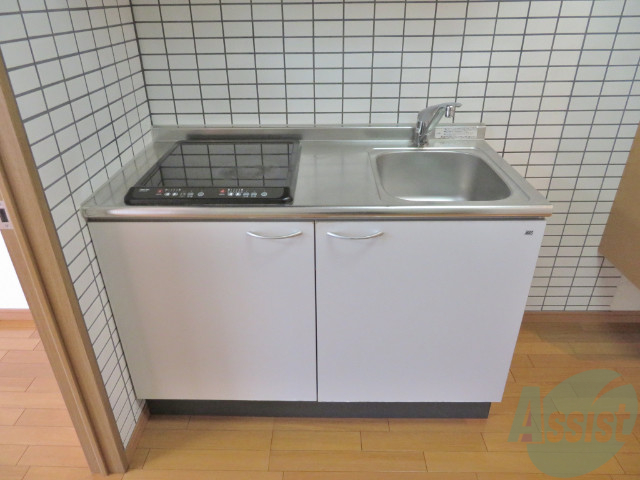 キッチン　電気コンロ設置済みで、すぐに生活が始められますね