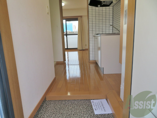 玄関　玄関回りも十分な広さですね。シューズボックスもあります