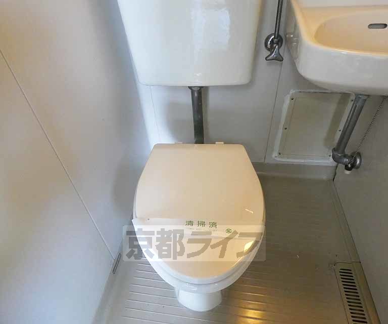 トイレ　ベランダに洗濯機がおけます。