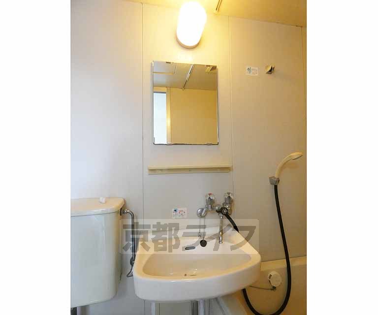洗面設備　日当たり良好です。
