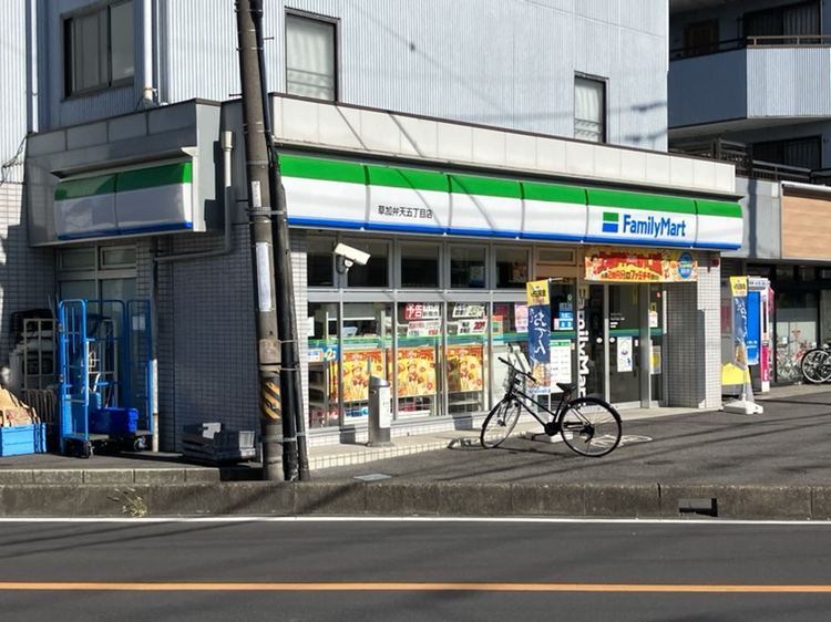 コンビニ　ファミリーマート草加弁天五丁目店（コンビニ）まで428m