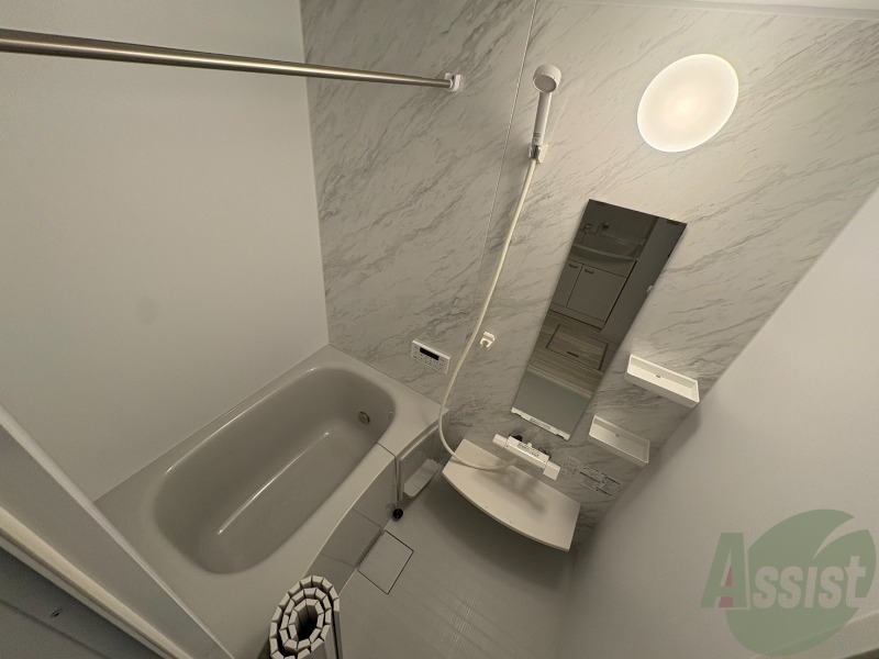 バス・シャワールーム　落ち着いたデザインの浴室。ゆったりできそうです。