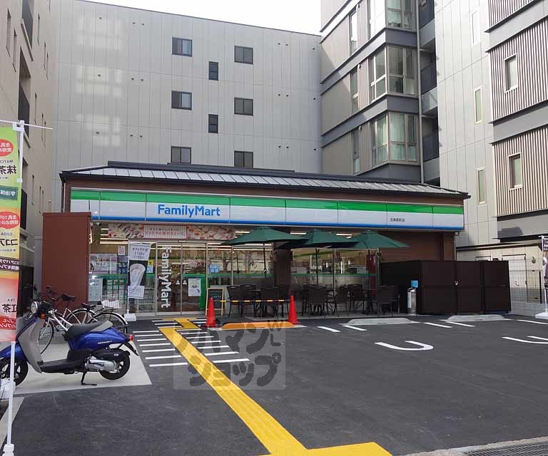コンビニ　ファミリーマート五条新町店（コンビニ）まで72m