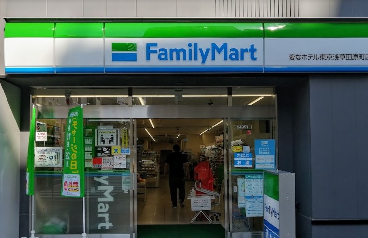 コンビニ　ファミリーマート変なホテル東京浅草田原町店（コンビニ）まで124m