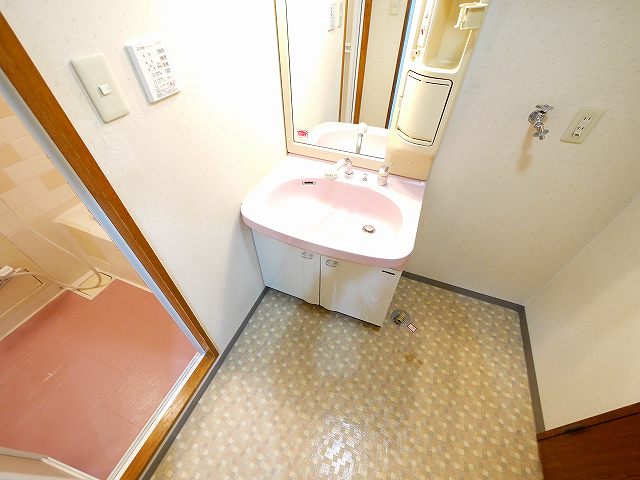 洗面設備　明るい洗面所です