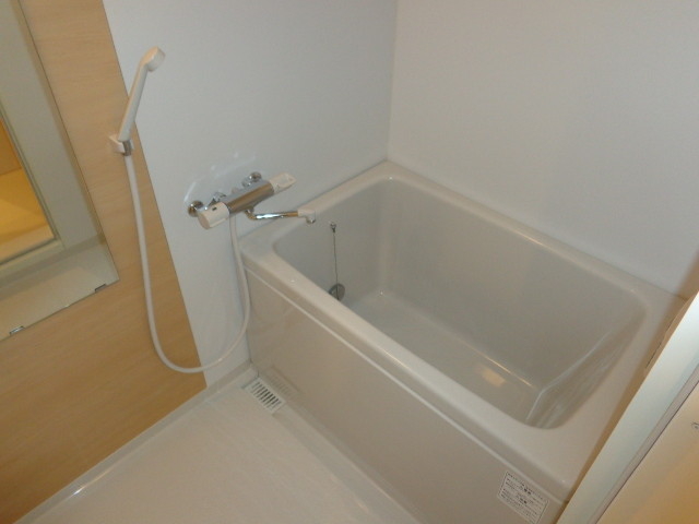 バス・シャワールーム　お風呂場の鏡がうれしい、清潔感たっぷりの浴室