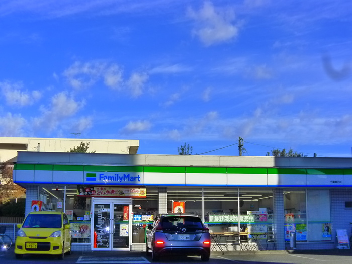 コンビニ　ファミリーマート（コンビニ）まで350m