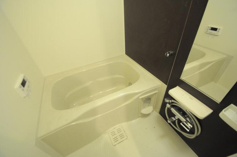 バス・シャワールーム　白いきれいな浴室、肩までしっかり浸かれて疲労もしっかり回復