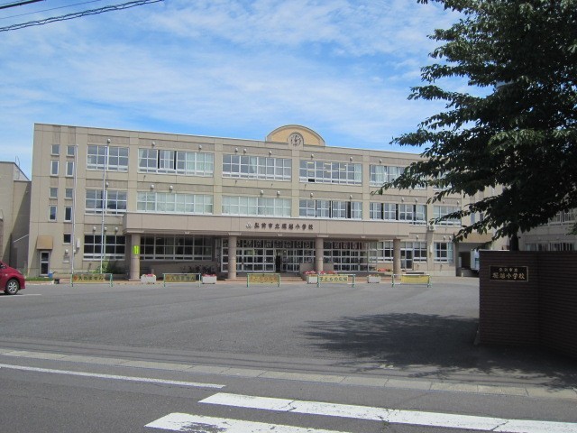 小学校　弘前市立堀越小学校（小学校）まで631m