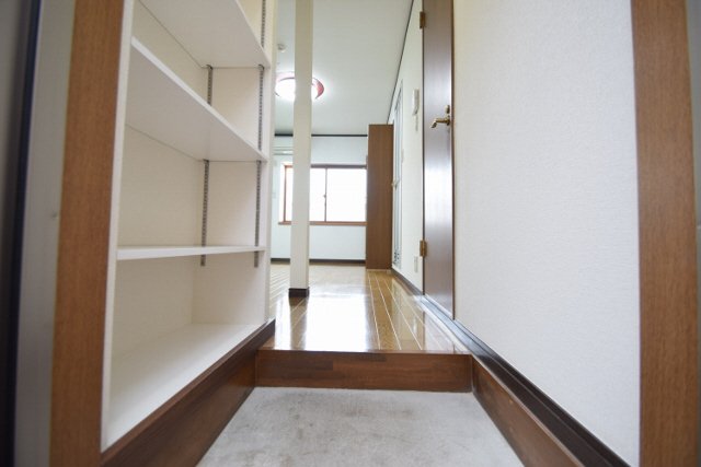 玄関　下駄箱ついています