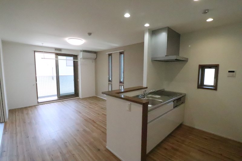 居室・リビング　２階203号室の写真のため由佳・壁の色が違うことがあります。