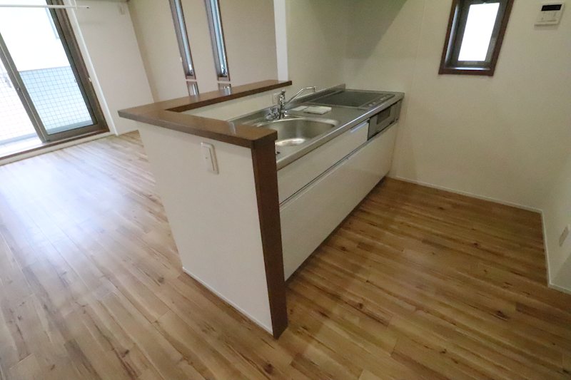 キッチン　２階203号室の写真のため由佳・壁の色が違うことがあります。