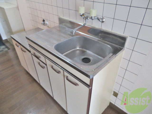 キッチン　大き目のキッチンでスペースも広く使いやすくなっております。