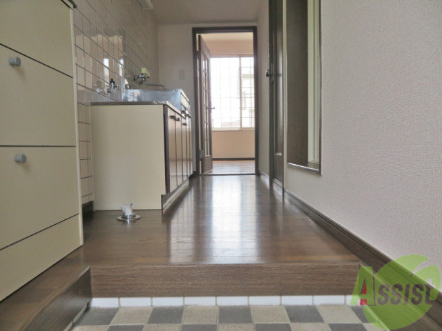 玄関　玄関をあけてすぐに室内が見えないのでプライバシーも守れます