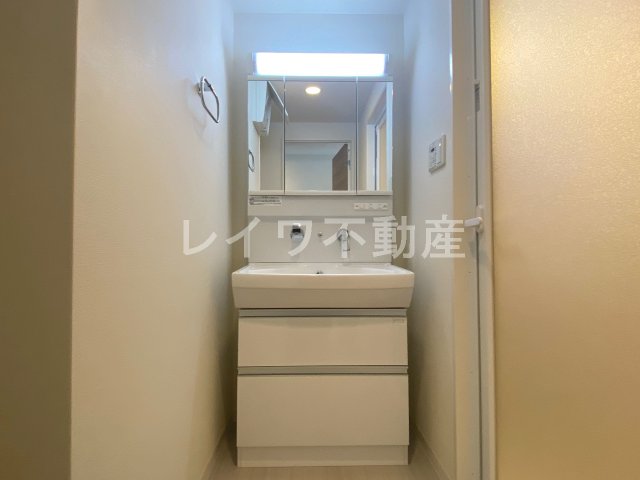 洗面設備　ゆったりとスペースのある洗面所