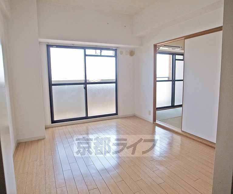 居室・リビング　窓の向こう側には琵琶湖が広がります。