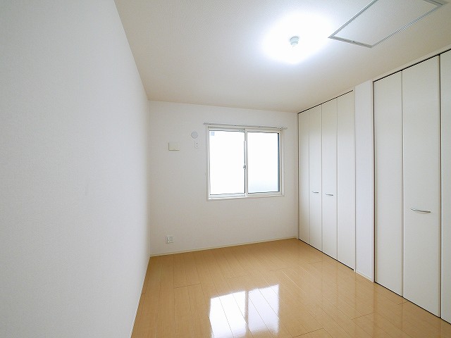 その他部屋・スペース　落ち着いた色調の寝室です