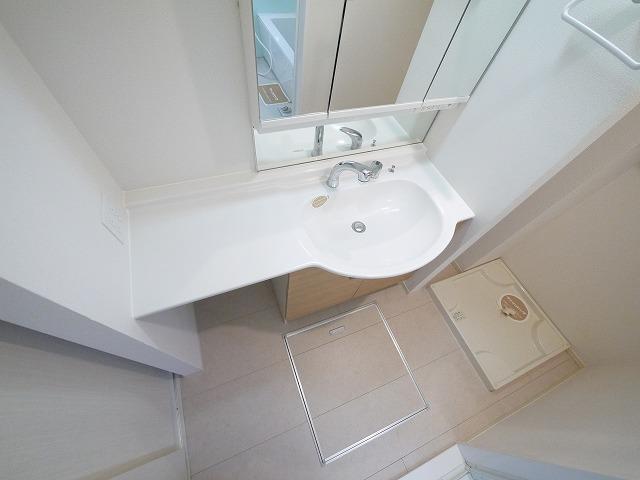 洗面設備　使いやすい広々とした洗面所です