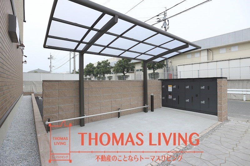 その他共有部分　駐輪場。奥に見えるのは宅配BOXです。