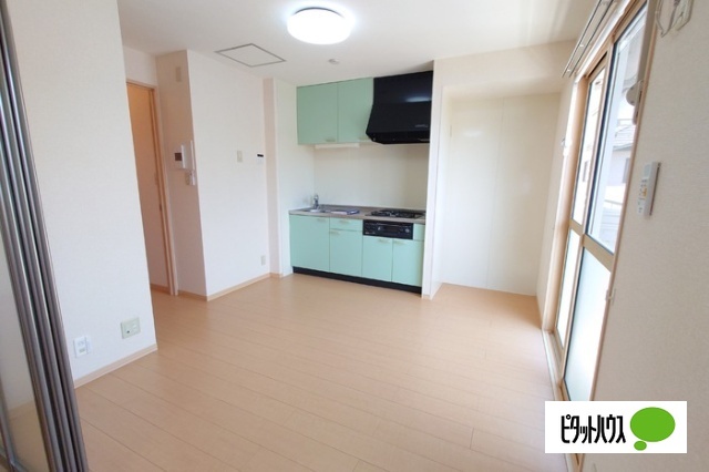 居室・リビング　同物件別部屋