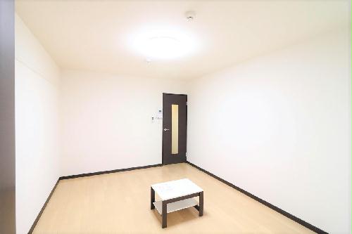 居室・リビング　新入学生には安心！家具家電付で、すぐに新生活をスタート！