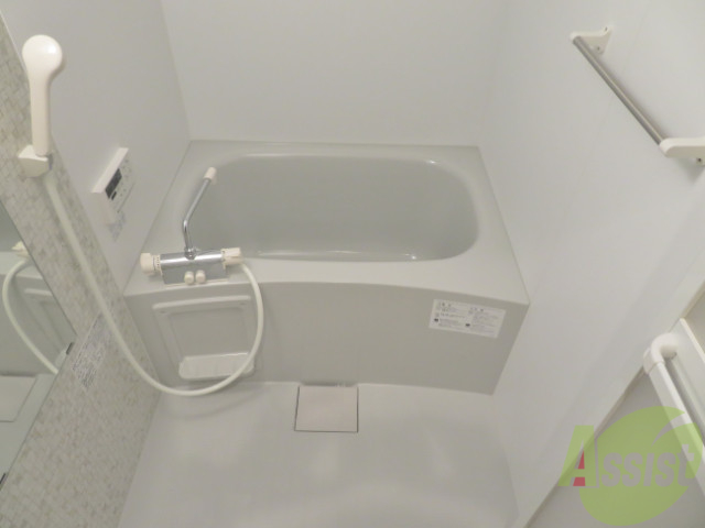 バス・シャワールーム　浴室はこちらのユニットバスになりますよー。