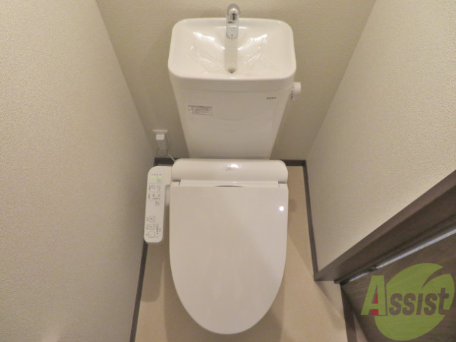 トイレ　トイレはこちらウォシュレット付きでうれしいですね