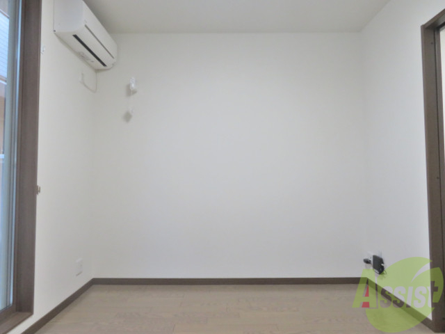 居室・リビング　ＬＤＫはこちら８．１帖のフローリングのお部屋になりますね