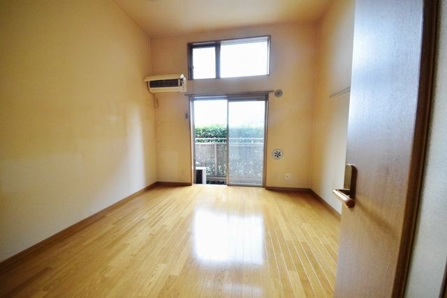 その他　★天井の高い洋室★