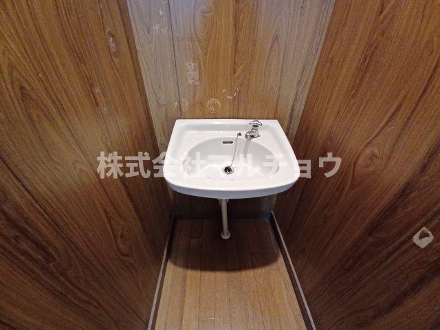 洗面設備　独立洗面台、小物を置くことができて便利です