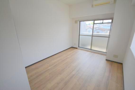 居室・リビング　白を基調とした内装でおしゃれで、落ち着ける空間です。