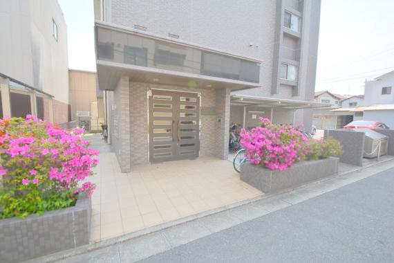 エントランス　オシャレなエントランスは安心のオートロック付きです。