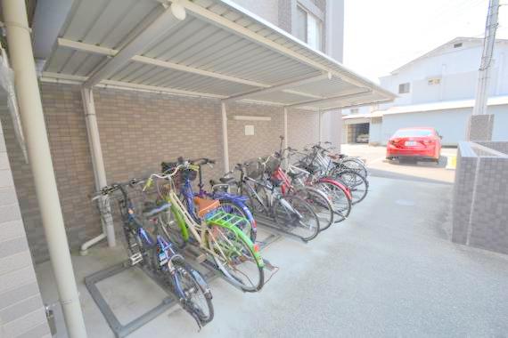 駐車場　あなたの大事な自転車も安心してとめることができますね。