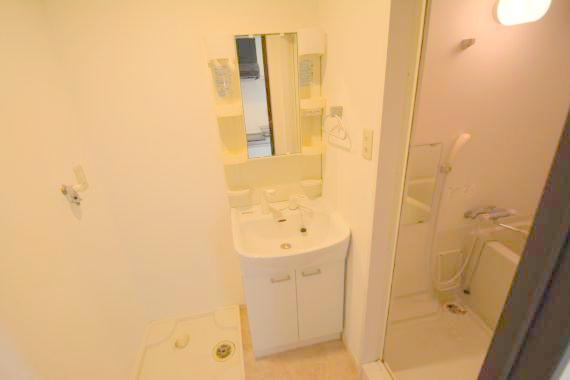 洗面設備　身支度が出来る独立洗面台です。