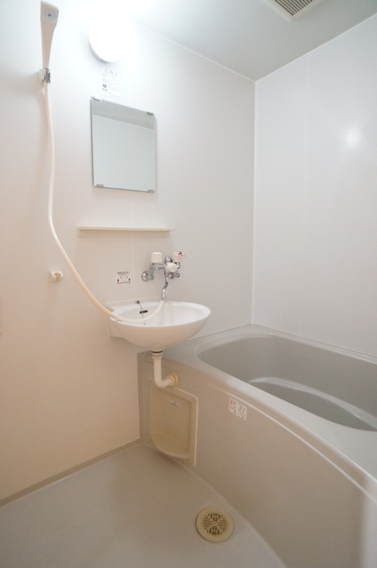 バス・シャワールーム　洗面台付きの快適なバスルームです♪