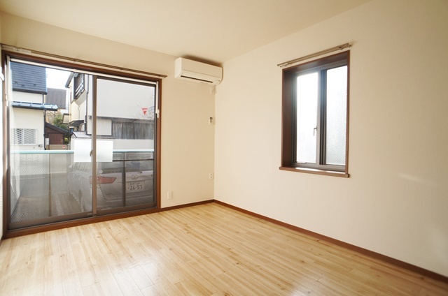 居室・リビング　２面採光で明るい室内空間です♪