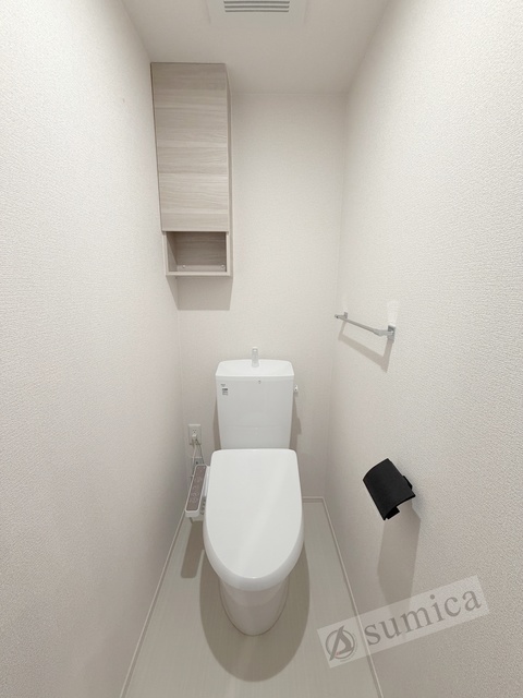 トイレ　人気アイテムの温水洗浄便座。清潔感のあるトイレです。