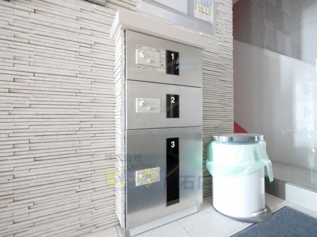 エントランス　留守中でも荷物が受け取れて便利な宅配ＢＯＸ完備しています♪