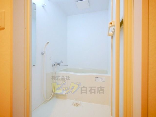 バス・シャワールーム　広々タイプのお風呂です♪